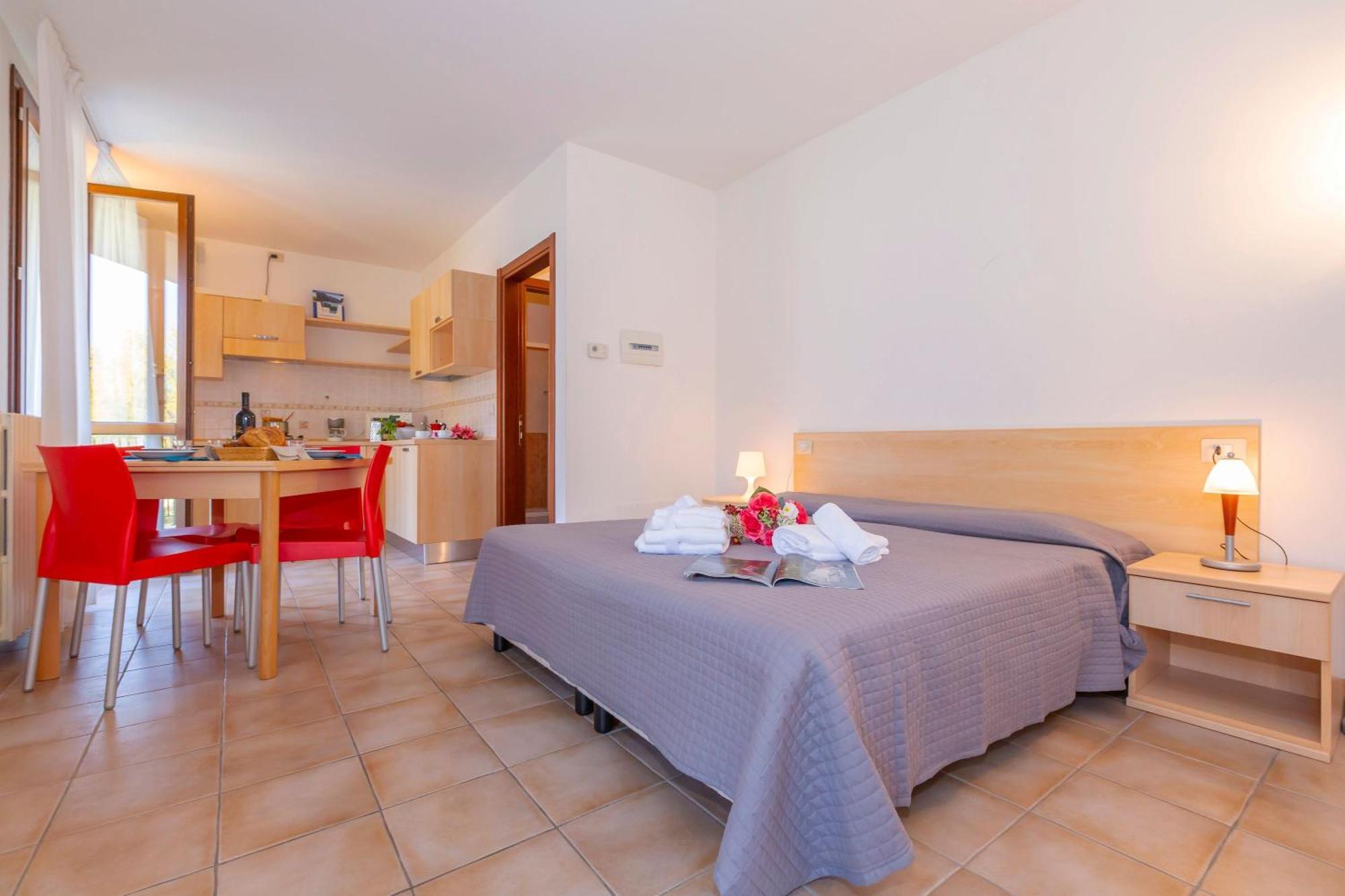 Budget Village Apartments - Porto Letizia Porlezza Exterior foto