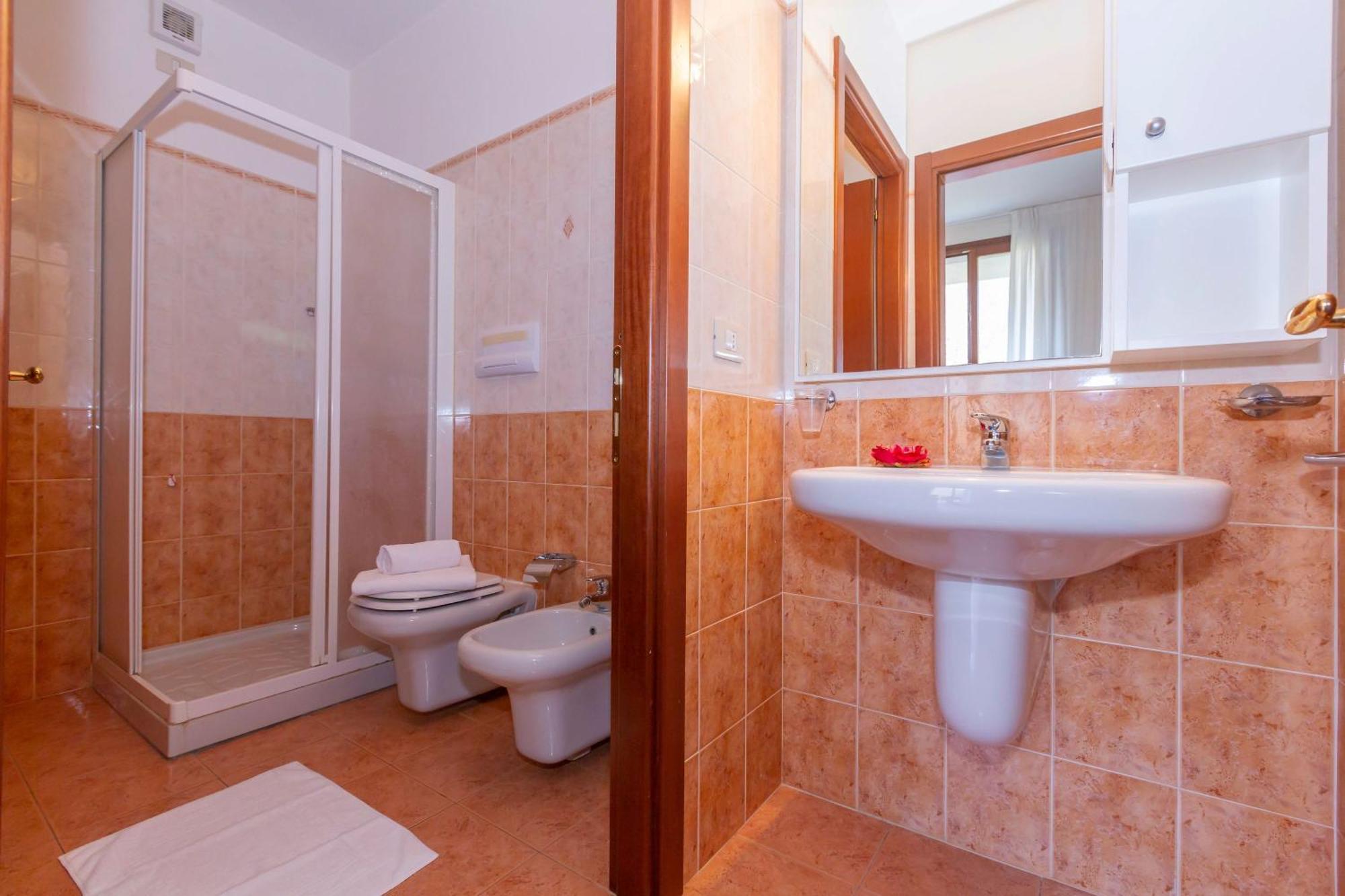 Budget Village Apartments - Porto Letizia Porlezza Exterior foto