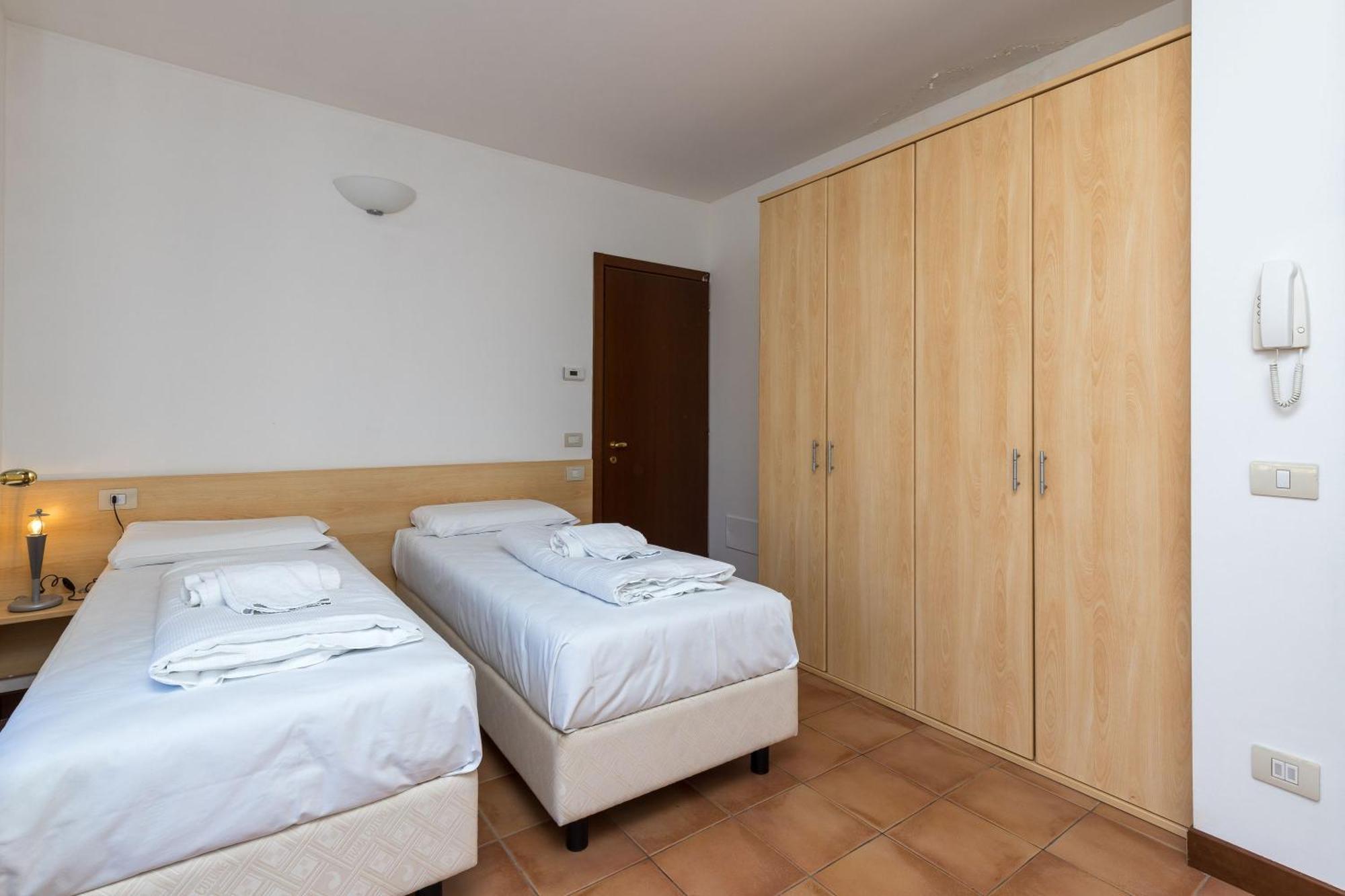 Budget Village Apartments - Porto Letizia Porlezza Exterior foto
